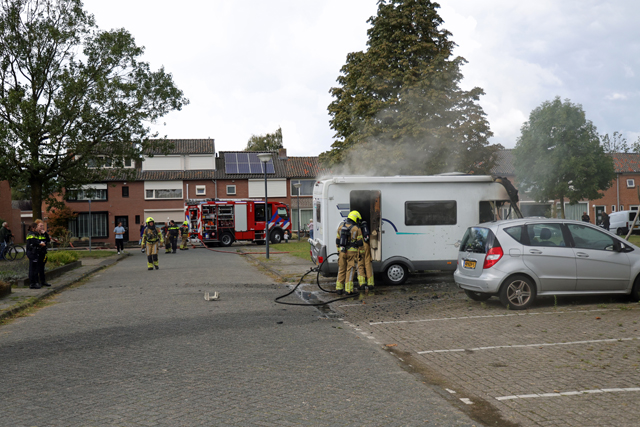 Camper gaat in vlammen op aan de Acaciastraat Waalwijk