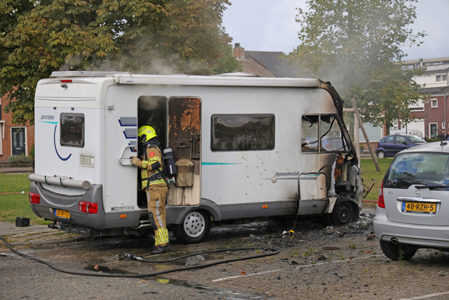 Camper gaat in vlammen op aan de Acaciastraat Waalwijk