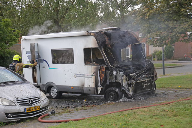 Camper gaat in vlammen op aan de Acaciastraat Waalwijk