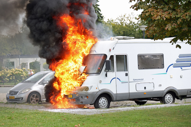 Camper gaat in vlammen op aan de Acaciastraat Waalwijk