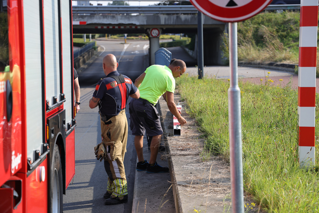 Bestuurder botst met aanhanger tegen waarschuwingsbalk aan de Hertog Janstraat Waalwijk