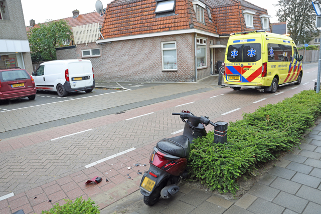 Scooterrijder botst achterop auto aan de Eerste Zeine Waalwijk