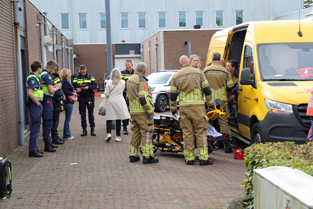Brandweer bevrijdt bezorger met metalen pin door hand aan de Meester van Coothstraat Waalwijk