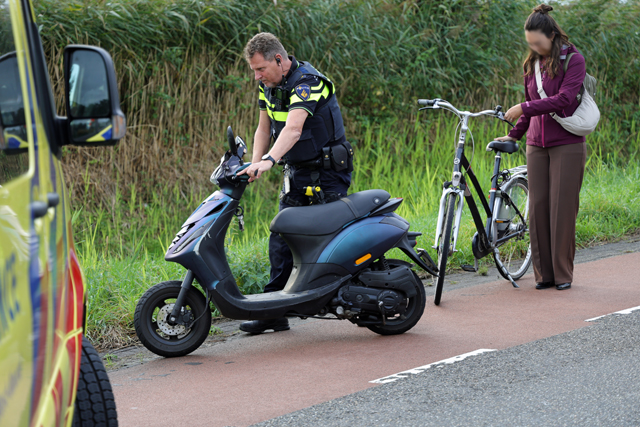 Vrouw raakt lichtgewond bij val van scooter aan de Cartografenweg Waalwijk