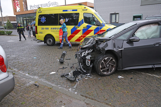 Man raakt gewond bij aanrijding aan de Prof. Lorentzweg Waalwijk