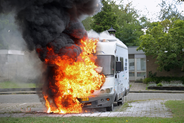 Camper gaat in vlammen op aan de Acaciastraat Waalwijk
