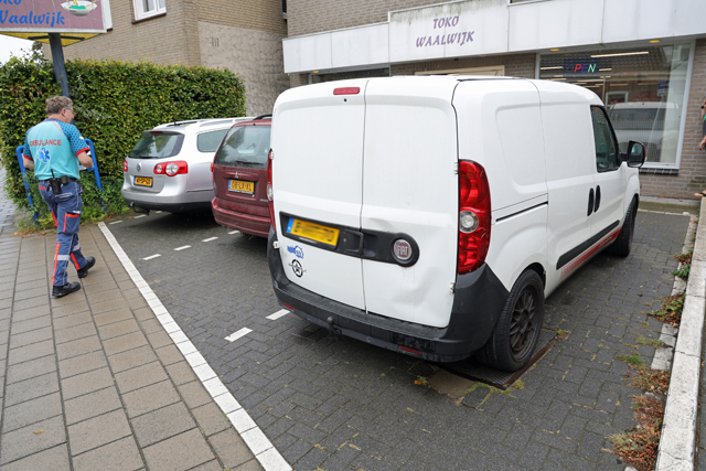 Scooterrijder botst achterop auto aan de Eerste Zeine Waalwijk