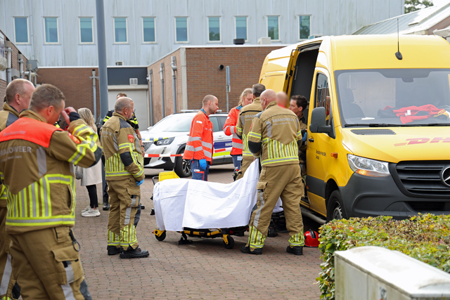 Brandweer bevrijdt bezorger met metalen pin door hand aan de Meester van Coothstraat Waalwijk