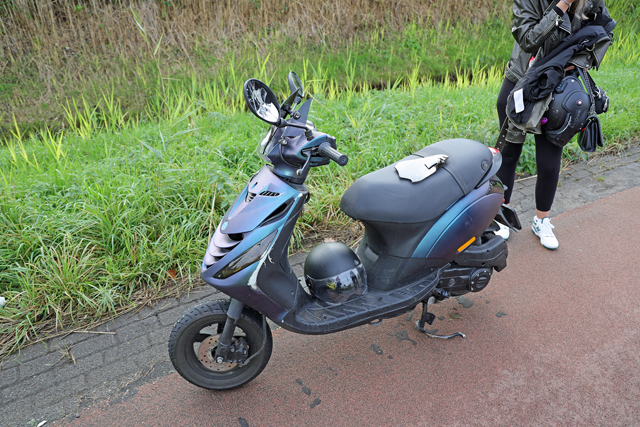 Vrouw raakt lichtgewond bij val van scooter aan de Cartografenweg Waalwijk