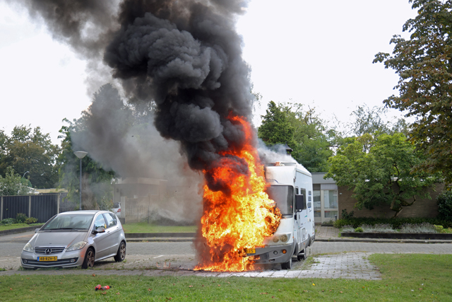 Camper gaat in vlammen op aan de Acaciastraat Waalwijk