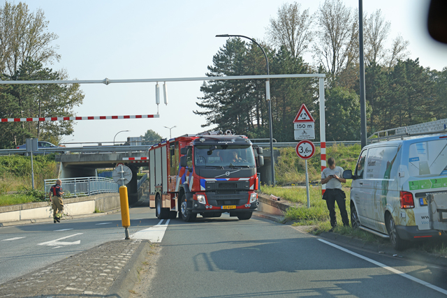 Bestuurder botst met aanhanger tegen waarschuwingsbalk aan de Hertog Janstraat Waalwijk