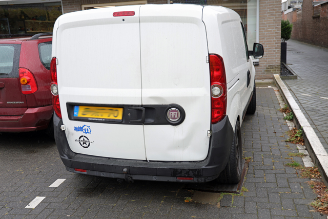 Scooterrijder botst achterop auto aan de Eerste Zeine Waalwijk