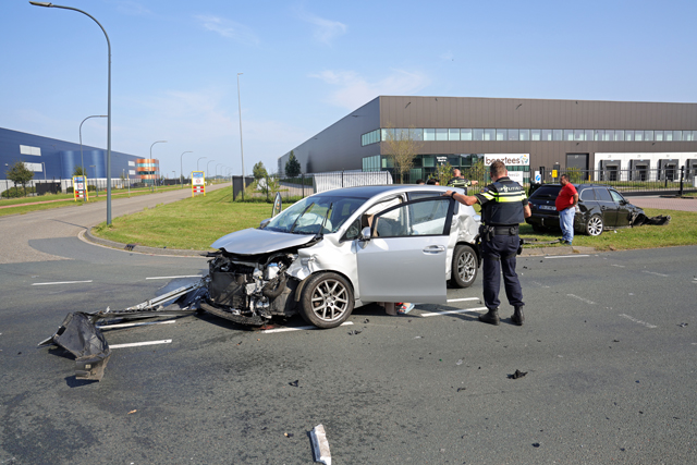 Ravage na ongeval op kruising aan de Kloosterheulweg Waalwijk