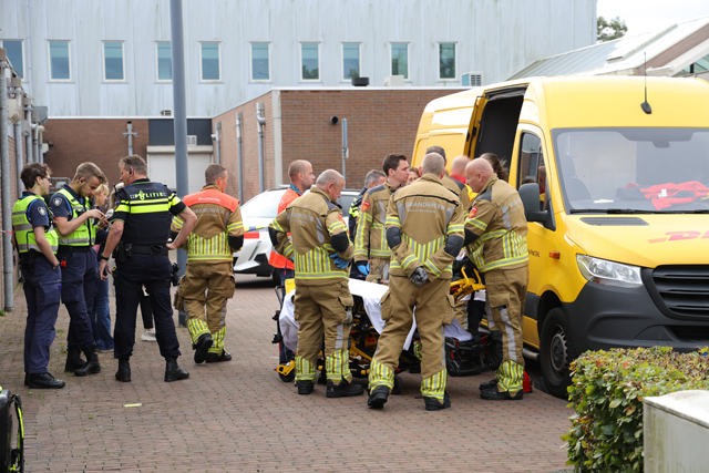 Brandweer bevrijdt bezorger met metalen pin door hand aan de Meester van Coothstraat Waalwijk