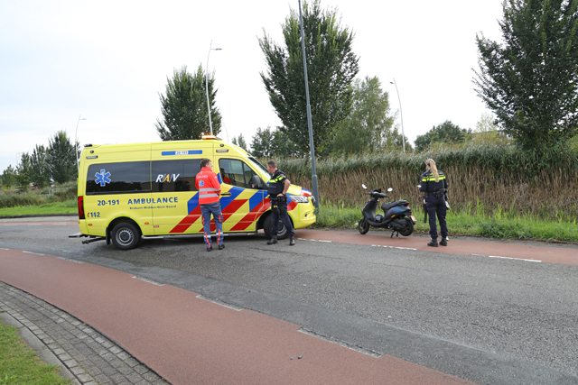 Vrouw raakt lichtgewond bij val van scooter aan de Cartografenweg Waalwijk