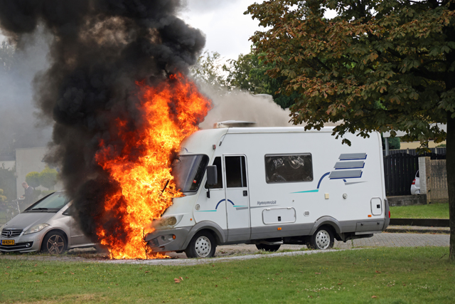 Camper gaat in vlammen op aan de Acaciastraat Waalwijk