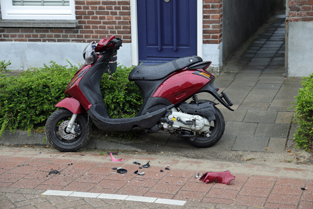 Scooterrijder botst achterop auto aan de Eerste Zeine Waalwijk