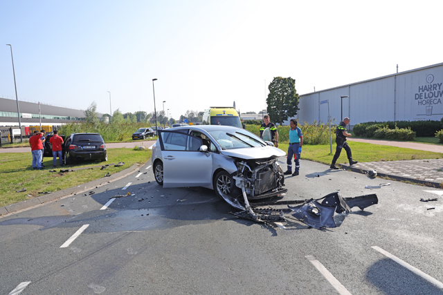 Ravage na ongeval op kruising aan de Kloosterheulweg Waalwijk