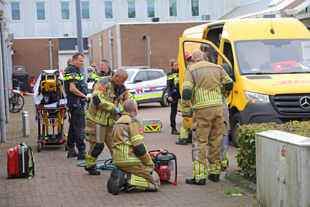 Brandweer bevrijdt bezorger met metalen pin door hand aan de Meester van Coothstraat Waalwijk