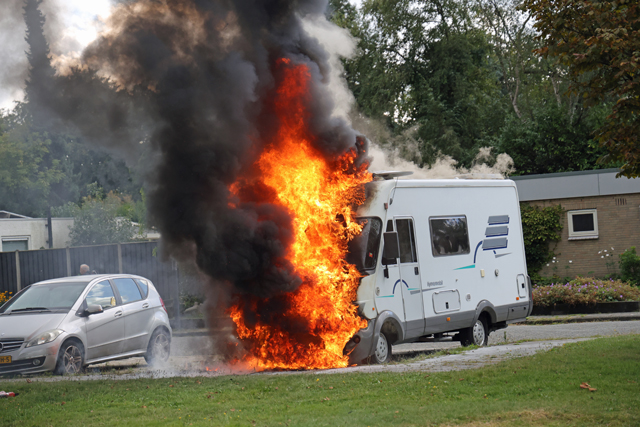 Camper gaat in vlammen op aan de Acaciastraat Waalwijk