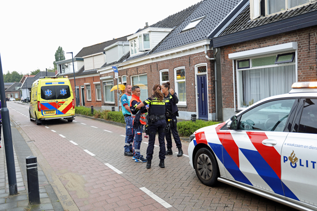 Scooterrijder botst achterop auto aan de Eerste Zeine Waalwijk