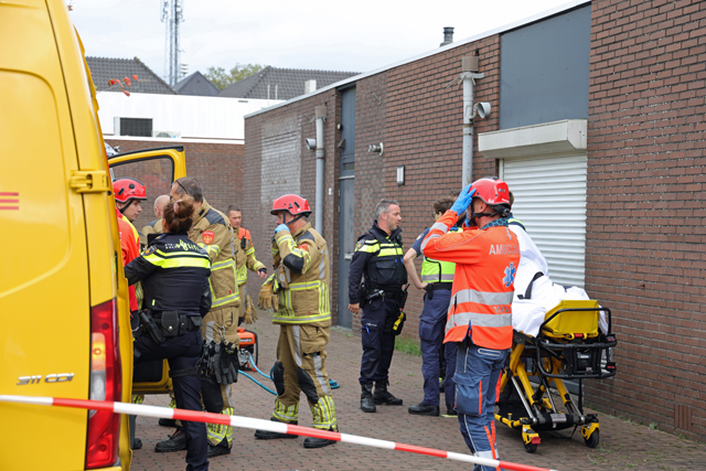 Brandweer bevrijdt bezorger met metalen pin door hand aan de Meester van Coothstraat Waalwijk