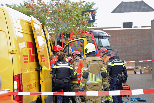 Brandweer bevrijdt bezorger met metalen pin door hand aan de Meester van Coothstraat Waalwijk
