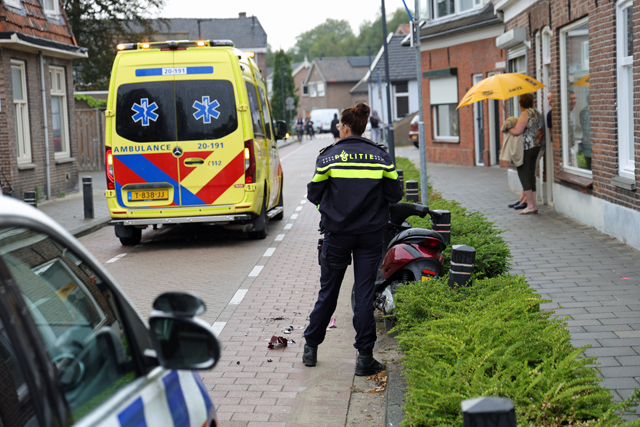 Scooterrijder botst achterop auto aan de Eerste Zeine Waalwijk