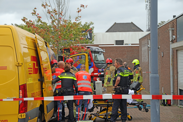 Brandweer bevrijdt bezorger met metalen pin door hand aan de Meester van Coothstraat Waalwijk