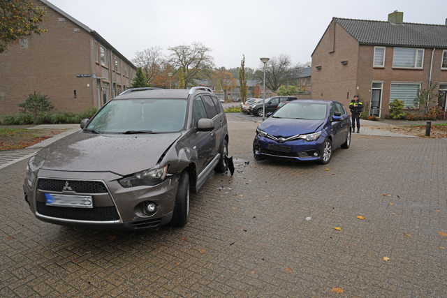 Twee auto’s botsen op elkaar aan de Prof. Nolenslaan Waalwijk
