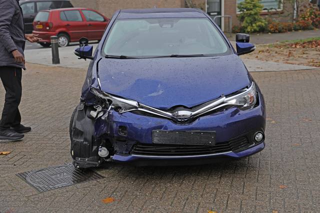 Twee auto’s botsen op elkaar aan de Prof. Nolenslaan Waalwijk