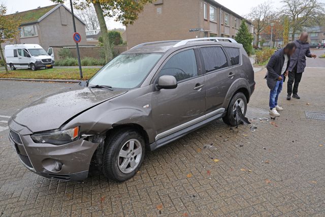 Twee auto’s botsen op elkaar aan de Prof. Nolenslaan Waalwijk