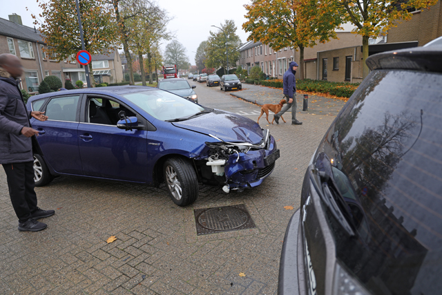 Twee auto’s botsen op elkaar aan de Prof. Nolenslaan Waalwijk