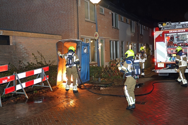 Dixi toilet in brand midden in woonwijk aan de Edouard Lalostraat Waalwijk