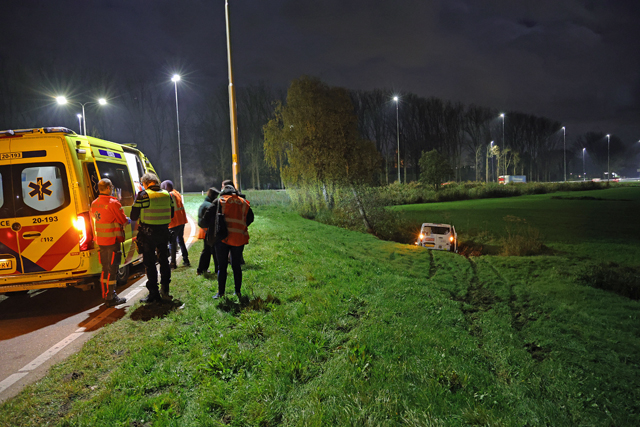 Bestelbusje vliegt uit de bocht bij Waalwijk-Oost
