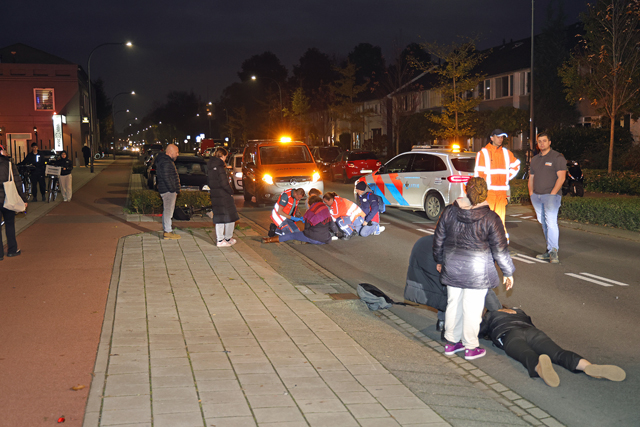 Twee personen raken gewond bij botsing met auto aan de Grotestraat Waalwijk