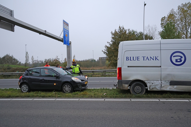 Bestuurder botst met auto tegen bestelbus op de Midden-Brabantweg Waalwijk