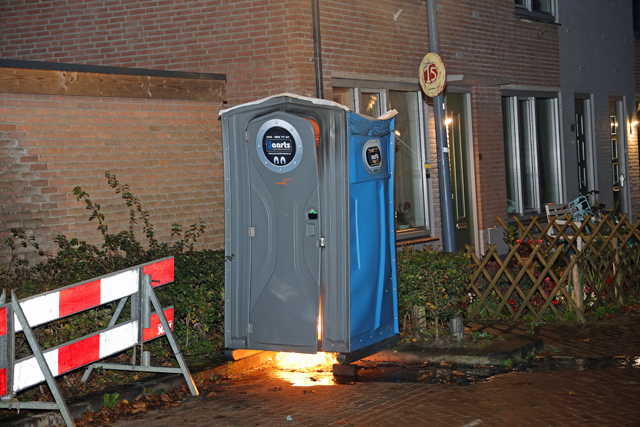 Dixi toilet in brand midden in woonwijk aan de Edouard Lalostraat Waalwijk