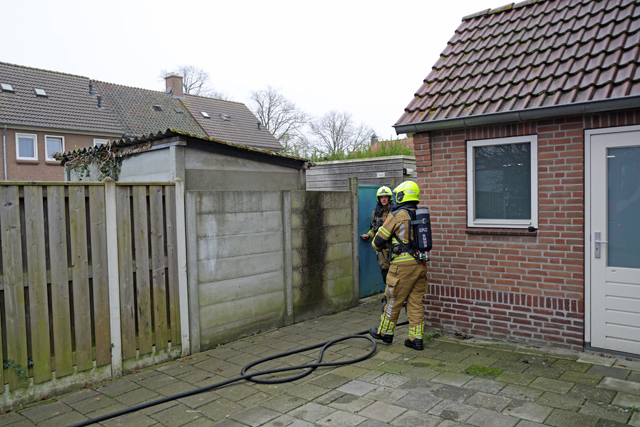 Papier in brand in schuur aan de Pater van den Elzenstraat Waalwijk