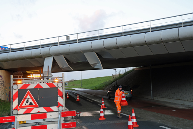 Vrachtwagen rijdt tegen viaduct aan Hoogeindse Rondweg Waalwijk