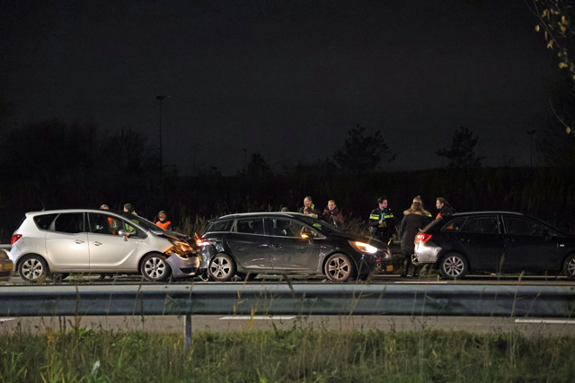 Vijf auto’s botsen op elkaar op de Midden-Brabantweg Waalwijk