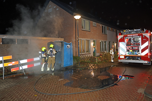 Dixi toilet in brand midden in woonwijk aan de Edouard Lalostraat Waalwijk