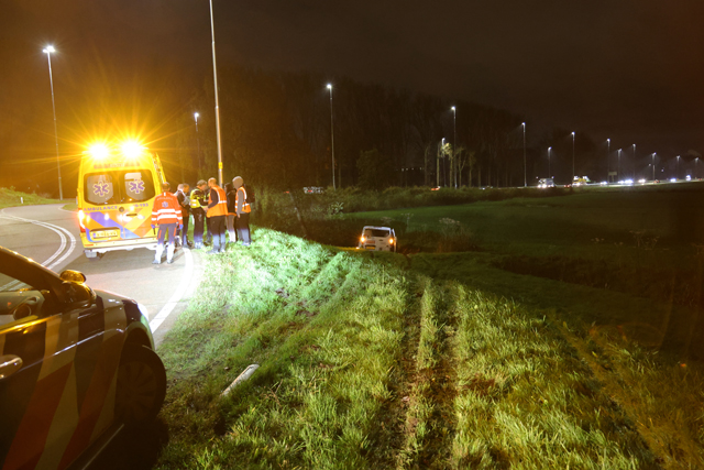 Bestelbusje vliegt uit de bocht bij Waalwijk-Oost