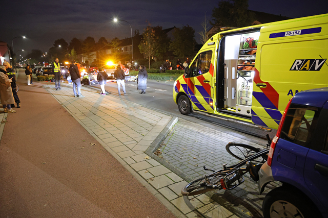 Twee personen raken gewond bij botsing met auto aan de Grotestraat Waalwijk