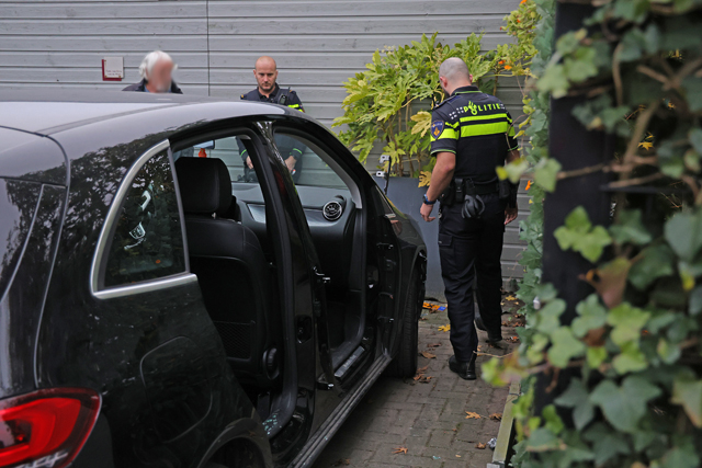 Mercedes compleet gestript aan de Burgemeester van Prooijenstraat Waalwijk