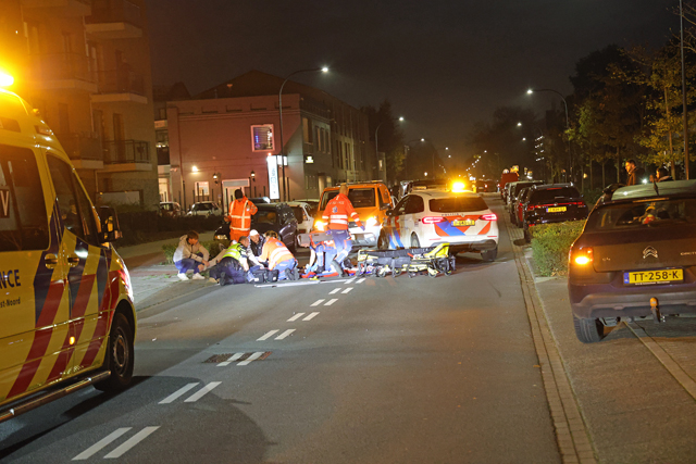 Twee personen raken gewond bij botsing met auto aan de Grotestraat Waalwijk