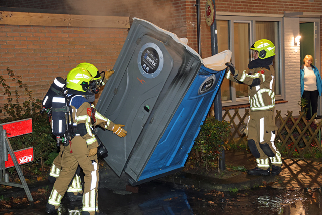 Dixi toilet in brand midden in woonwijk aan de Edouard Lalostraat Waalwijk