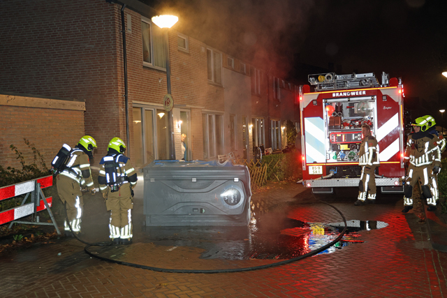 Dixi toilet in brand midden in woonwijk aan de Edouard Lalostraat Waalwijk