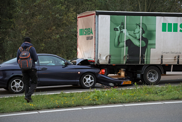 Bestuurder botst achterop bakwagen op de Midden-Brabantweg Waalwijk