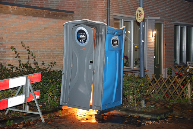 Dixi toilet in brand midden in woonwijk aan de Edouard Lalostraat Waalwijk